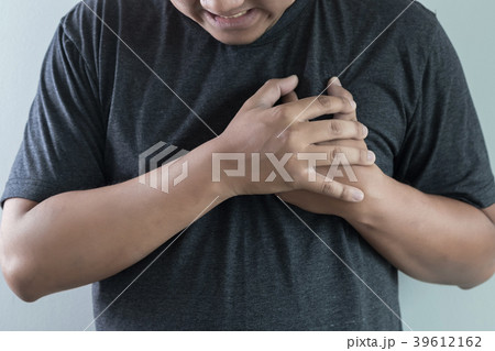 man disease chest pain suffering Heart attack 39612162