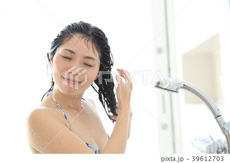シャワーを浴びる女性 シャワーを浴びる女性 39612703