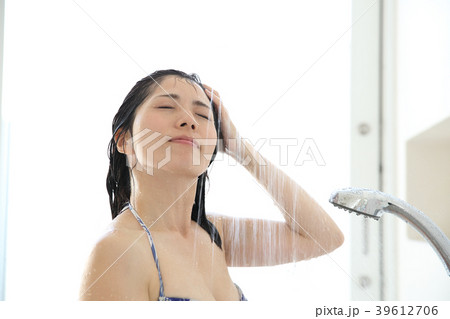 シャワーを浴びる女性 39612706