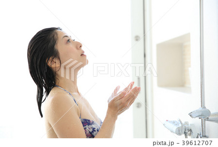 シャワーを浴びる女性 39612707