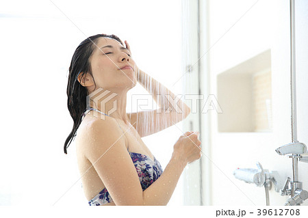シャワーを浴びる女性 39612708