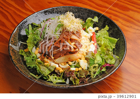 韓国料理 プルコギサラダ 韓国料理 プルコギサラダ 39612901