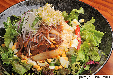 韓国料理 プルコギサラダ 韓国料理 プルコギサラダ 39612903