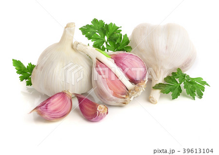 garlic with parsley leaf isolated on white 39613104