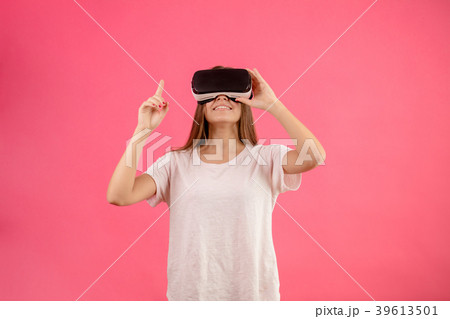 teenager is playing gaame in vertual reality 39613501