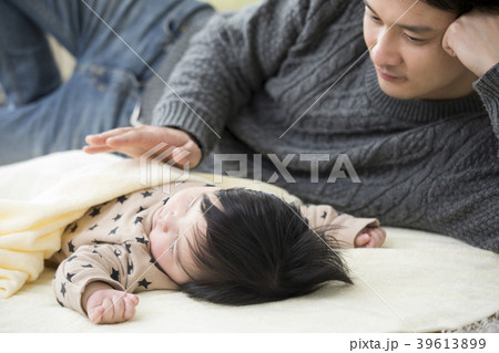赤ちゃんとパパ・添い寝 39613899
