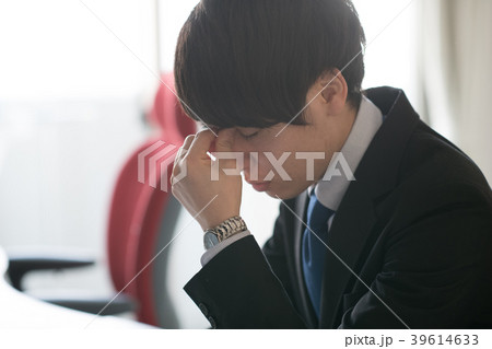 疲れ目の若いビジネスマン 39614633