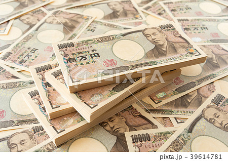 紙幣 札束 一万円札 お金 お札 大金 キャッシュ 相続税 生前贈与の写真素材