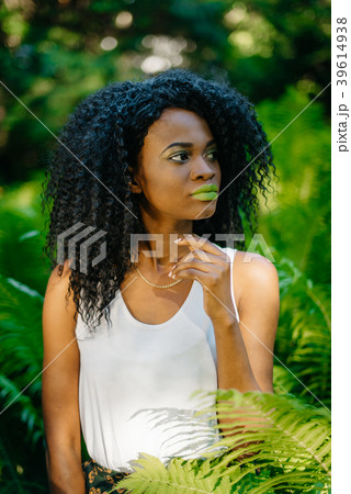 Half-length portrait of the aforable young african 39614938