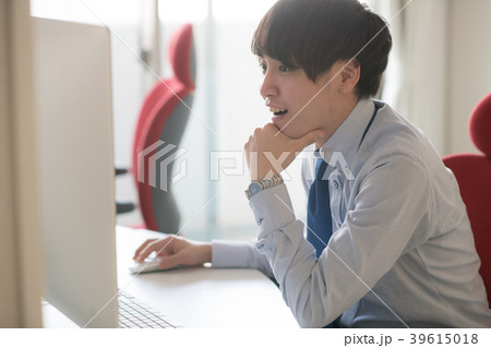 パソコンに向かう若いビジネスマン 39615018