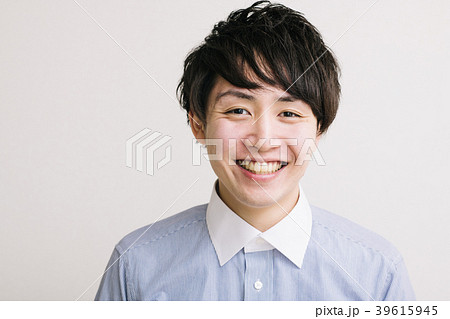 笑顔の若い日本人男性の写真素材