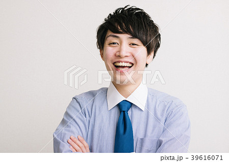 笑顔の若い日本人男性の写真素材