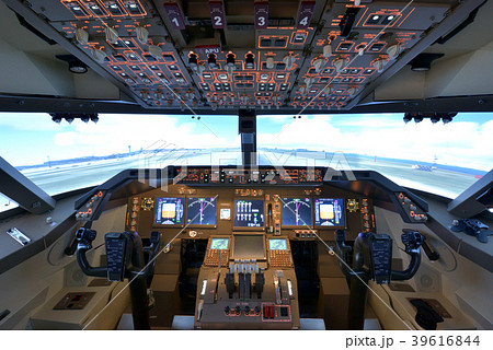 フライトシミュレーター Boeing747 400 コックピット 操縦席 スピードイメージの写真素材