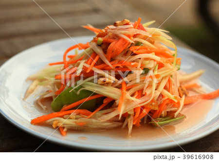 spicy papaya salad traditional thai dish served with fork spicy papaya salad traditional thai dish served with fork 39616908