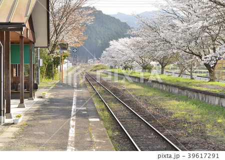 田舎の駅春の風景(JR西日本姫新線月田駅) 田舎の駅春の風景(JR西日本姫新線月田駅) 39617291