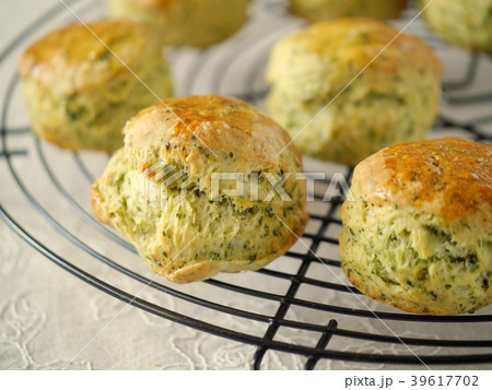 煎茶のスコーン　焼き上がり　（横位置） 39617702