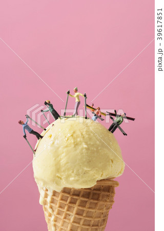 miniature skier on an ice cream 39617851