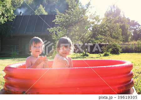 child splashing in the bath outdoors child splashing in the bath outdoors 39619305