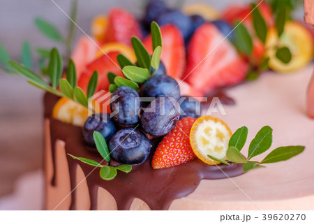 homemade cake with cheese cream and strawberries 39620270