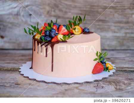 homemade cake with cheese cream and strawberries 39620271