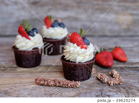 chocolate cupcake with strawberries 39620274