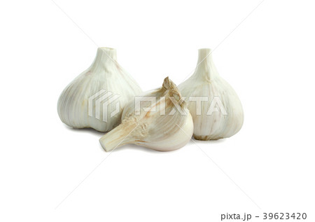 Group bulb Head of garlic isolated on white 39623420