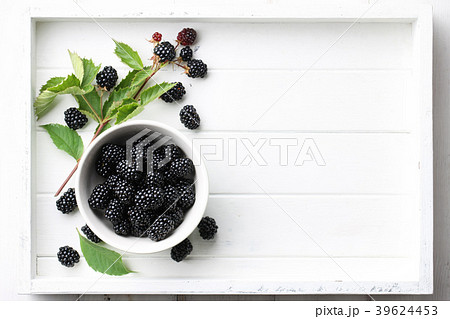 Fresh raspberries bowl in white wooden tray Fresh raspberries bowl in white wooden tray 39624453