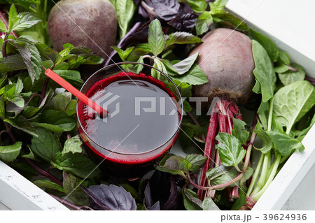 Fresh beetroot juice with herbs Fresh beetroot juice with herbs 39624936