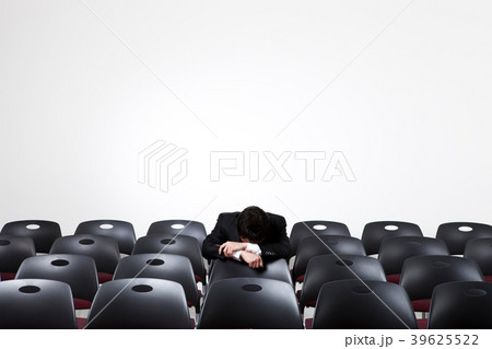 ビジネスマン 椅子 いす 39625522