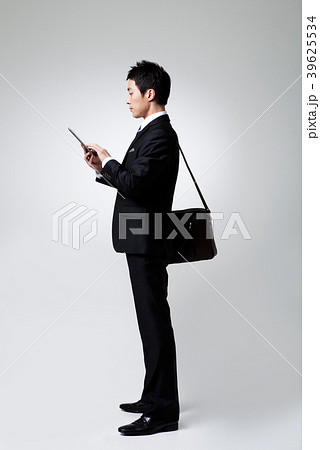 タブレットピーシー タブレットPC ビジネスマン 39625534