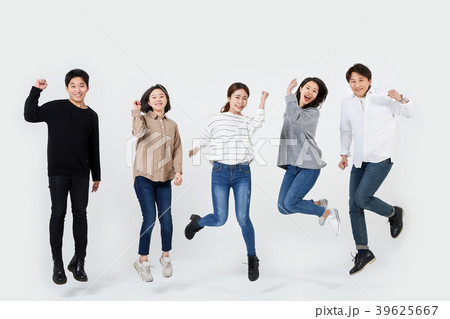 ジャンプ 若い男 若い男性 39625667