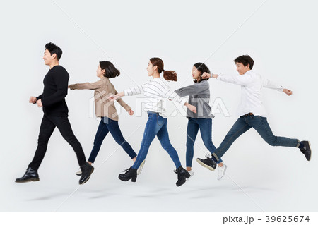 ジャンプ 若い男 若い男性 39625674