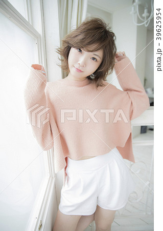 ゆるふわ　ショートヘア　女性 39625954