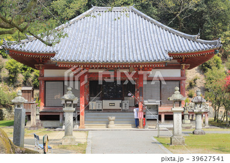 四国霊場第69番札所「観音寺」本堂とお遍路さん 39627541