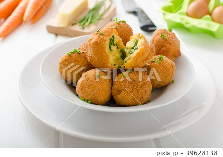 Homemade potato croquettes with parmesan and chives 39628138