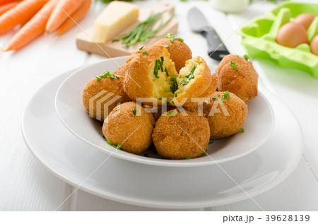 Homemade potato croquettes with parmesan and chives 39628139