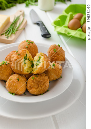 Homemade potato croquettes with parmesan and chives 39628140
