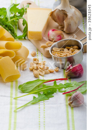 Rigatoni with garlic and herbs pesto 39628345