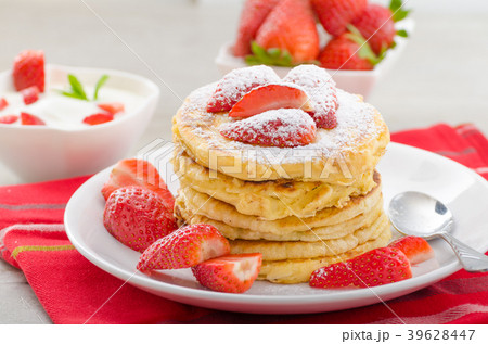 Fluffy pancakes with strawberries 39628447