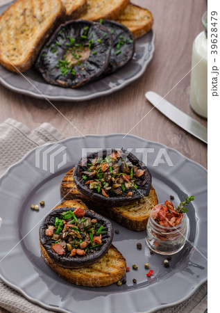 Portobello stuffed with herbs 39628479