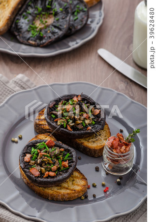 Portobello stuffed with herbs 39628480