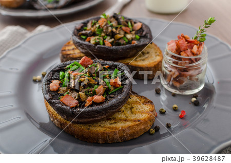 Portobello stuffed with herbs 39628487