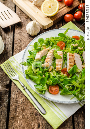 Arugula and lamb's lettuce with grilled chiken 39628513