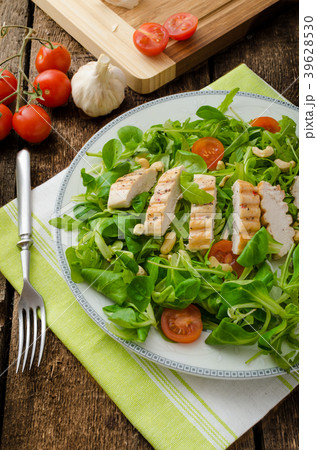 Arugula and lamb's lettuce with grilled chiken Arugula and lamb's lettuce with grilled chiken 39628530