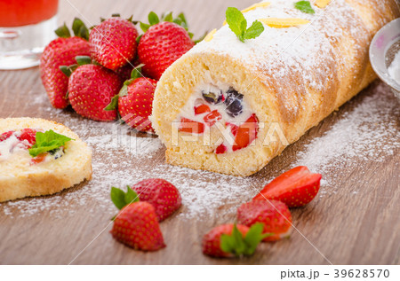 Sponge roll with strawberries and blueberries Sponge roll with strawberries and blueberries 39628570