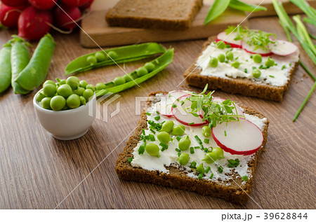 Healthy wholemeal bread with herbs 39628844