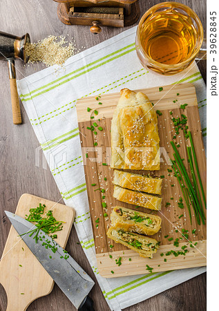 Strudel with spinach, blue cheese and garlic 39628845