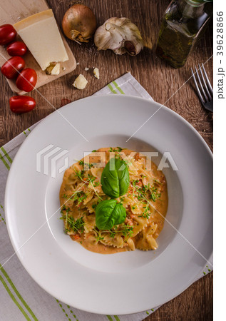 Pasta with tomato sauce with garlic 39628866