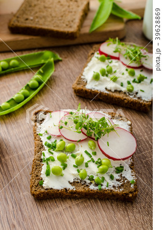 Healthy wholemeal bread with herbs 39628869