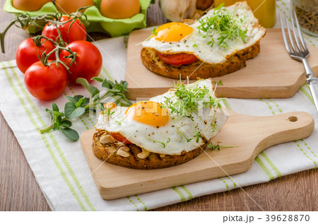 Healthy dinner panini toast, egg and vegetable 39628870